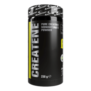 Createne contiene la forma più pura della Creatina, quella monoidrato (Creatina Pura Creapure®). La Creatina è un derivato aminoacidico altamente energetico presente in molti alimenti, soprattutto nella carne e nel pesce (200 g di carne rossa apportano circa 1 g di creatina). La creatina viene sintetizzata dal fegato a partire dall’arginina, dalla S-adenosil metionina e dalla glicina e nella forma fosforilata (fosfocreatina-PCr) ha il compito di trasportare l’energia (ATP) nelle cellule migliorando i livelli e le riserve energetiche muscolari.